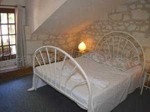 LigréにあるGîte Ligré, 8 pièces, 15 personnes - FR-1-381-129の窓付きの客室の白いベッド1台