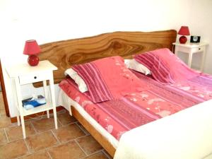 un letto con testiera in legno in una camera da letto di Gîte Abilly, 2 pièces, 4 personnes - FR-1-381-368 ad Abilly-Sur-Claise