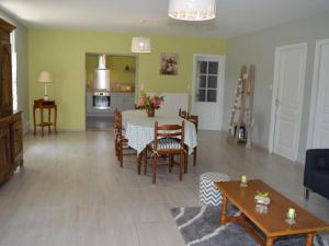 a living room with a table and chairs and a kitchen at Gîte Braye-Sous-Faye, 4 pièces, 6 personnes - FR-1-381-214 in Braye-sous-Faye