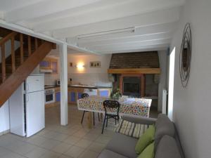 een keuken en een woonkamer met een bank en een tafel bij Gîte La Chambonie, 3 pièces, 4 personnes - FR-1-496-198 in La Chambonie