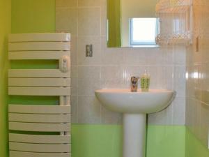 Ένα μπάνιο στο Gîte Chemillé-sur-Indrois, 4 pièces, 7 personnes - FR-1-381-375