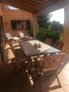 stół i krzesła na patio w obiekcie Sa Taulada w mieście Santa Margalida