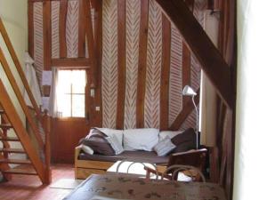 LimerayにあるStudio Limeray, 1 pièce, 3 personnes - FR-1-381-74の木製の壁のドミトリールームのベッド1台分です。