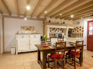 a kitchen with a table and chairs in a room at Maison de campagne avec piscine, proche de Périgueux – 2 chambres, BBQ, activités variées à proximité - FR-1-616-54 in Mensignac