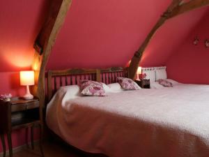 - une chambre avec un grand lit aux murs rouges dans l'établissement Gîte Cerisy-Belle-Étoile, 2 pièces, 4 personnes - FR-1-497-40, à Cerisi-Belle-Étoile