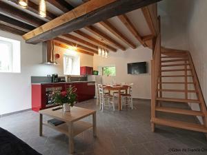 eine Küche und ein Wohnzimmer mit einer Wendeltreppe in der Unterkunft Gîte Marchainville, 2 pièces, 2 personnes - FR-1-497-84 in Marchainville