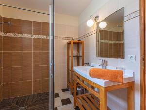 Ванна кімната в Gîte Chouzy-sur-Cisse, 5 pièces, 8 personnes - FR-1-491-33