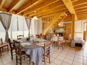 uma sala de jantar com mesa e cadeiras em Gîte Les Salles, 4 pièces, 6 personnes - FR-1-496-61 em Les Salles