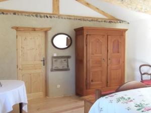 Zimmer mit einem Holzschrank und einer Tür in der Unterkunft Gîte Saint-Georges-de-Baroille, 4 pièces, 6 personnes - FR-1-496-170 in Saint-Georges-de-Baroille