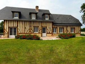 duży drewniany dom z dachem gambrel w obiekcie Gîte Crouttes, 4 pièces, 6 personnes - FR-1-497-19 w mieście Crouttes