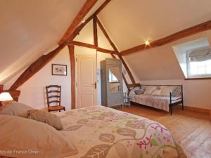 Llit o llits en una habitació de Gîte Crouttes, 4 pièces, 6 personnes - FR-1-497-19