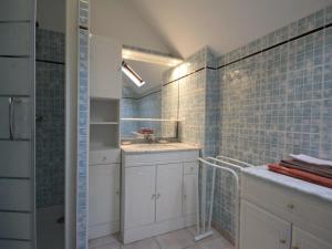 baño con lavabo y paredes de azulejos azules en Gîte Radon, 2 pièces, 3 personnes - FR-1-497-111 en Radon