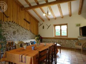 comedor con mesa de madera y sillas en Gîte Jeansagnière, 4 pièces, 6 personnes - FR-1-496-98, en Mermond