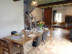 comedor con mesa de madera y sillas en Gîte Salt-en-Donzy, 5 pièces, 8 personnes - FR-1-496-10, en Salt-en-Donzy