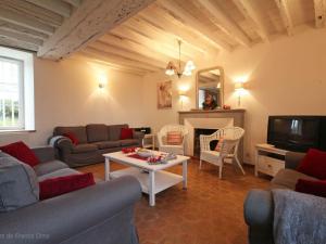een woonkamer met banken en een tafel en een televisie bij Gîte Coulonges-sur-Sarthe, 7 pièces, 13 personnes - FR-1-497-118 in Coulonges-sur-Sarthe