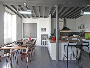 comedor con mesa y sillas en la cocina en Gîte Laleu, 6 pièces, 10 personnes - FR-1-497-46, en Laleu