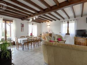 uma sala de estar com um sofá, uma mesa e cadeiras em Gîte Saint-Christo-en-Jarez, 5 pièces, 8 personnes - FR-1-496-204 em Saint-Christo-en-Jarez