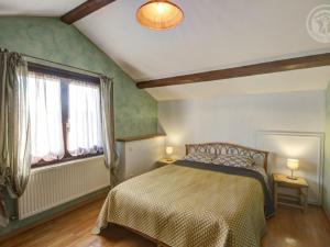 um quarto com uma cama e uma grande janela em Gîte Saint-Christo-en-Jarez, 5 pièces, 8 personnes - FR-1-496-204 em Saint-Christo-en-Jarez