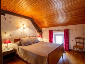 een slaapkamer met een groot bed en een houten plafond bij Gîte Doissat, 5 pièces, 8 personnes - FR-1-616-22 in Doissat