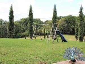 un parque infantil con columpio en Gîte Mazeyrolles, 3 pièces, 4 personnes - FR-1-616-106, en Mazeyrolles