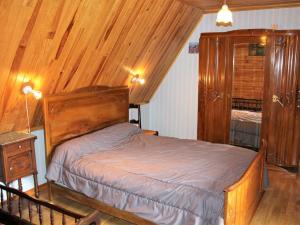 - une chambre avec un lit et un plafond en bois dans l'établissement Gîte Belvès, 4 pièces, 6 personnes - FR-1-616-86, à Larzac