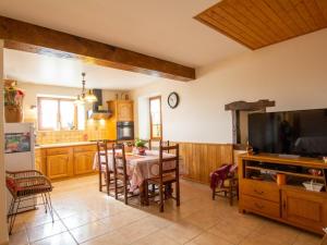 eine Küche und ein Esszimmer mit einem Tisch und einem TV in der Unterkunft Gîte Daglan, 3 pièces, 4 personnes - FR-1-616-77 in Daglan