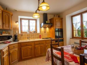eine Küche mit Holzschränken, einer Spüle und einem Tisch in der Unterkunft Gîte Daglan, 3 pièces, 4 personnes - FR-1-616-77 in Daglan