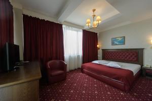 Un pat sau paturi într-o cameră la Hotel Golden Palace