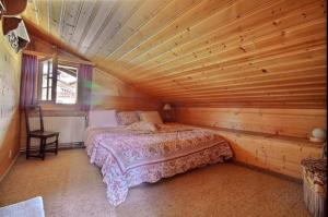 Ένα ή περισσότερα κρεβάτια σε δωμάτιο στο Chalet Soldanella 10 guests Gstaad