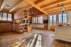 Η κουζίνα ή μικρή κουζίνα στο Chalet Soldanella 10 guests Gstaad