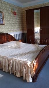 um quarto com uma cama com um laço em Гостевой дом " Светлана" em Gelendzhik