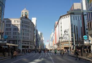東京にある相鉄フレッサイン 銀座七丁目の交差点の賑やかな街道