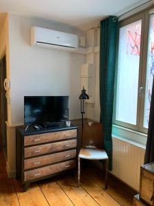Appartements des 2 Têtes的电视和/或娱乐中心
