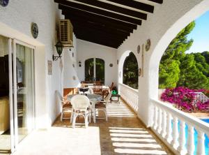 une terrasse couverte d'une maison avec une table et des chaises dans l'établissement Casa Viviane, à Altea