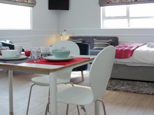 uma sala de jantar com uma mesa e cadeiras e uma cama em Hugh O'Neill Ambassador Suite em Dungannon