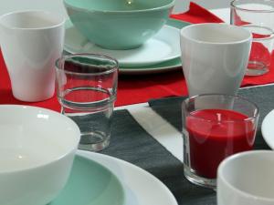 una mesa con platos y vasos en una mesa en Hugh O'Neill Ambassador Suite, en Dungannon