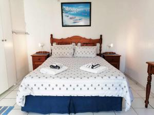 sypialnia z łóżkiem z dwoma ręcznikami w obiekcie Boathouse Bed & Biscuit - Lower Deck w mieście Margate