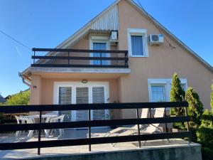 Villa mit einem Balkon und einem Haus in der Unterkunft Bogi House in Balatonfüred