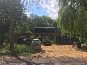 ein Gebäude mit zwei davor geparkt in der Unterkunft Kwadijkerbos in Kwadijk