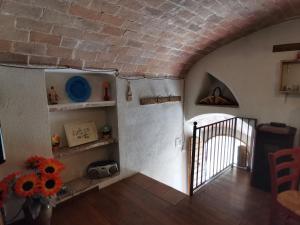 una camera con scala e muro di mattoni di Casa MANETTA a Calascio