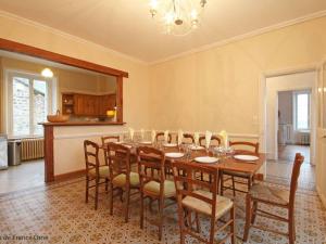 a dining room with a table and chairs at Gîte Neuvy-au-Houlme, 5 pièces, 9 personnes - FR-1-497-11 in Neuvy-au-Houlme