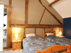 Habitación con 2 camas individuales y vigas de madera. en Gîte Le Ménil-de-Briouze, 3 pièces, 5 personnes - FR-1-497-30, en Le Ménil-de-Briouze