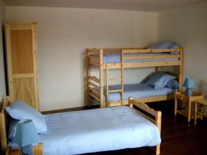 מיטה או מיטות קומותיים בחדר ב-Gîte Le Crozet, 5 pièces, 12 personnes - FR-1-496-100