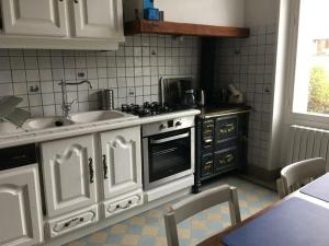 مطبخ أو مطبخ صغير في Gîte Dhuizon, 6 pièces, 8 personnes - FR-1-491-115