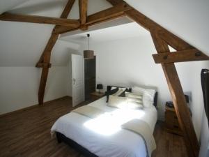 a white bed in a room with wooden beams at Gîte Mouy, 3 pièces, 4 personnes - FR-1-526-19 in Mouy