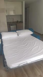 Posteľ alebo postele v izbe v ubytovaní Apartamento Estudio en Chinasol Primera Línea Playa San Cristóbal