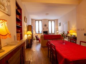 een woonkamer met een rode tafel in een kamer bij Gîte Villefranche-du-Périgord, 4 pièces, 6 personnes - FR-1-616-65 in Villefranche-du-Périgord