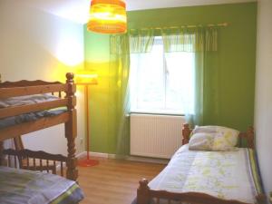 1 dormitorio con paredes verdes, 1 cama y ventana en Gîte Chirassimont, 7 pièces, 14 personnes - FR-1-496-65 en Chirassimont