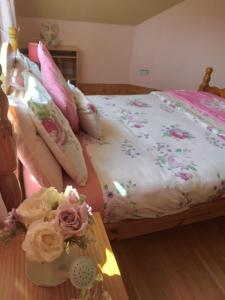 um quarto com uma cama com flores em Wild Atlantic Stays em Castlemaine