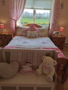 - une chambre dotée d'un lit avec deux ours en peluche dans l'établissement Wild Atlantic Stays, à Castlemaine